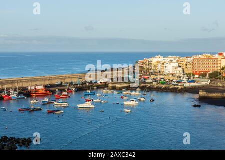 Hafen Playa San Juan am frühen Morgen, wenn die Sonne aufgeht, Kanarische Inseln auf der Insel, Spanien Stockfoto