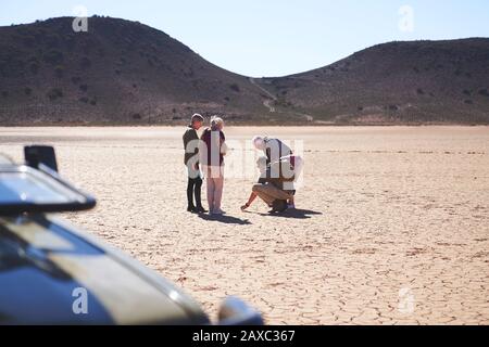 Safari Tour Guide und Gruppe in der sonnigen ariden Landschaft Südafrika Stockfoto