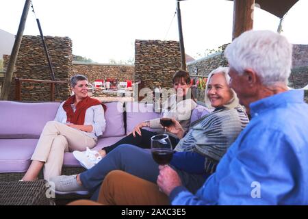Ältere Freunde trinken Wein auf der Hotelterrasse Stockfoto