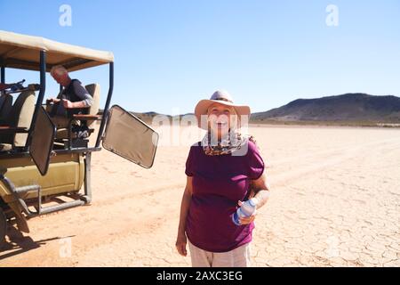 Portrait unbeschwerte Seniorin auf Safari in der sonnigen Wüste Südafrikas Stockfoto