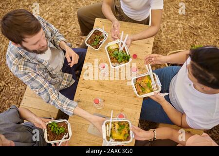 Overhead View Freunde, die Mittagessen auf dem Bauernmarkt essen Stockfoto