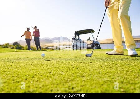 Golfer, der sich am sonnigen T-Stück abzweigen vorbereitet Stockfoto