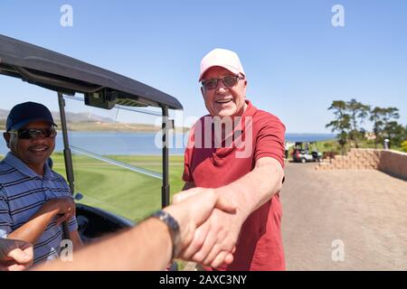 Persönliche Perspektive männliche Golfer, die auf einem sonnigen Golfplatz hanteln Stockfoto