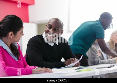 Studenten der Volkshochschule, die im Klassenzimmer studieren Stockfoto