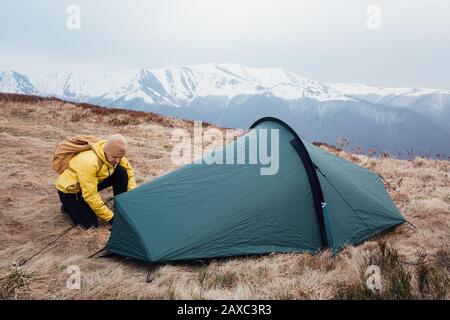 Touristische ein Zelt im Frühjahr Berge. Erstaunlich Hochland. Landschaftsfotografie Stockfoto