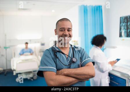 Portrait selbstbewusste, lächelnde Krankenschwester im Krankenhauszimmer Stockfoto