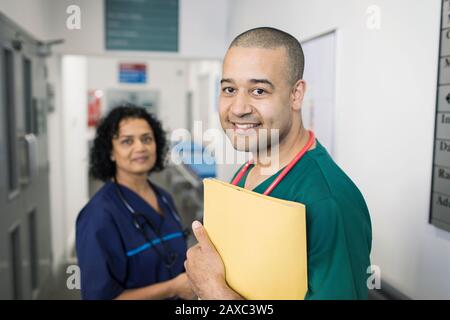 Portrait selbstbewusste Ärzte im Krankenhausflur Stockfoto