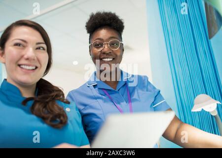Portrait lächelnd, selbstbewusste Ärztin und Krankenschwester im Krankenhaus Stockfoto
