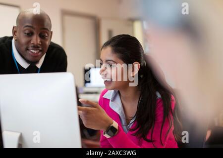 Geschäftsleute sprechen und treffen sich am Computer Stockfoto