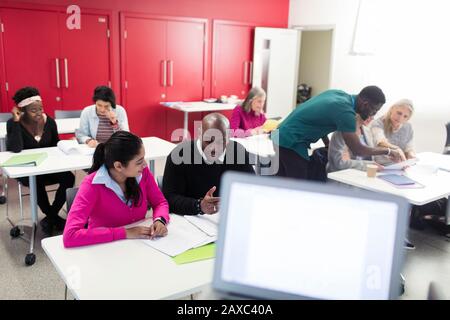 Community College-Studenten arbeiten zusammen und lernen im Klassenzimmer Stockfoto