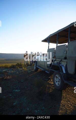Safari Tourgruppe und Geländewagen auf dem Hügel Südafrika Stockfoto