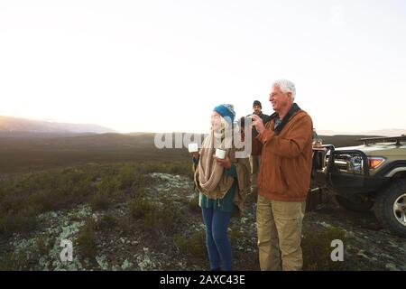 Älteres Paar auf Safari mit Fernglas und Tee trinken Stockfoto