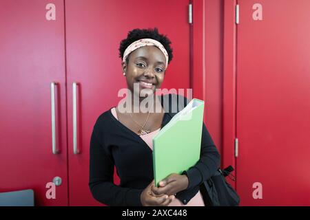 Portrait selbstbewusste junge Studentin Stockfoto