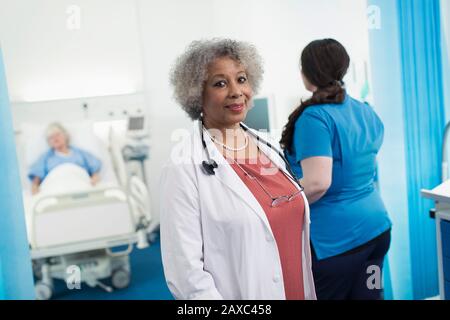 Portrait selbstbewusster weiblicher Oberarzt im Krankenhauszimmer Stockfoto