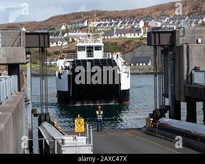 Caledonian MacBrayne Fähre emarking and disembarking vehicles and passengers at Mallaig Ferry Port, Scotland, UK. Stockfoto