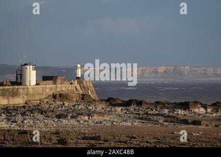 Porthcawl, Großbritannien. Februar 2020. Wetter in Großbritannien: Allgemeiner Blick auf den Stadtstrand von Porthcawl, der während des Sturms Ciara nach Osten blickt. Kredit: Lewis Mitchell/Alamy Live News Stockfoto