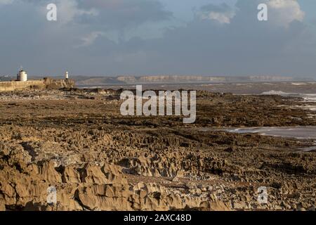 Porthcawl, Großbritannien. Februar 2020. Wetter in Großbritannien: Allgemeiner Blick auf den Stadtstrand von Porthcawl, der während des Sturms Ciara nach Osten blickt. Kredit: Lewis Mitchell/Alamy Live News Stockfoto