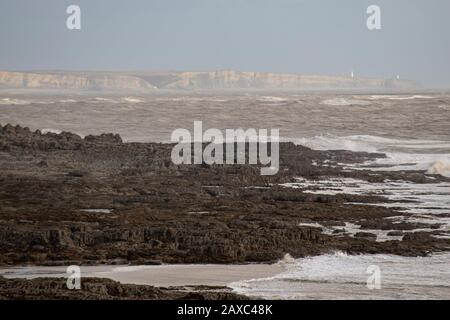 Porthcawl, Großbritannien. Februar 2020. Wetter in Großbritannien: Allgemeiner Blick auf den Stadtstrand von Porthcawl, der während des Sturms Ciara nach Osten blickt. Kredit: Lewis Mitchell/Alamy Live News Stockfoto