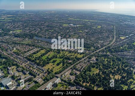 Aus der Vogelperspektive über das Stadtzentrum von Cardiff, die Hauptstadt von Wales Stockfoto