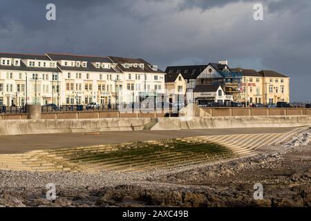 Porthcawl, Großbritannien. Februar 2020. Wetter in Großbritannien: Allgemeiner Blick auf den Stadtstrand von Porthcawl, der während des Sturms Ciara nach Osten blickt. Kredit: Lewis Mitchell/Alamy Live News Stockfoto