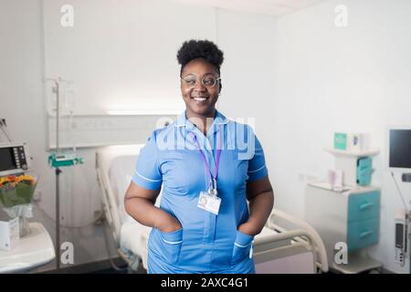 Portrait selbstbewusste, lächelnde Krankenschwester im Krankenhauszimmer Stockfoto