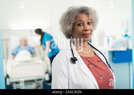 Portrait selbstbewusster leitender weiblicher Arzt im Krankenhauszimmer Stockfoto