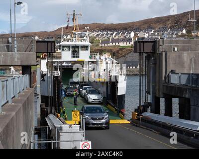 Caledonian MacBrayne Fähre emarking and disembarking vehicles and passengers at Mallaig Ferry Port, Scotland, UK. Stockfoto