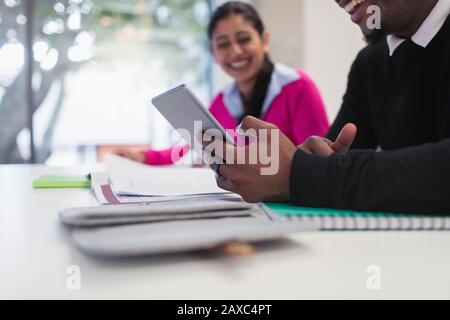 Geschäftsmann mit digital-Tablette in treffen Stockfoto
