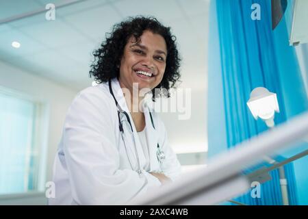 Portrait selbstbewusster, lächelnder weiblicher Arzt im Krankenhauszimmer Stockfoto