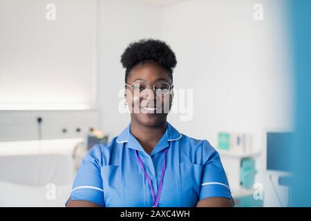 Portrait selbstbewusste, lächelnde Krankenschwester im Krankenhaus Stockfoto