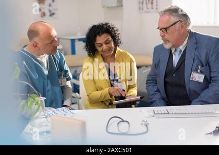 Arzt und Verwaltungsbeamte treffen sich in der Arztpraxis Stockfoto