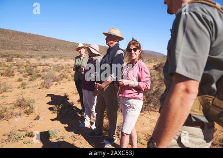 Glückliche Frau, die Safari mit Freunden Südafrikas genießt Stockfoto