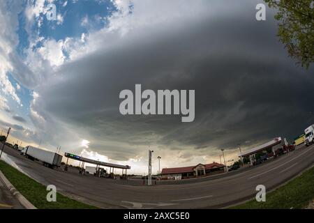 Fischauge Blick auf ein Überzellenes Gewitter Der Great Plains über eine Stadt in Texas. Stockfoto