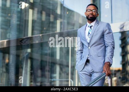 Porträt eines afroamerikanischen Geschäftsmannes in einem leichten Anzug, Unternehmensleitung, moderner professioneller, erfolgreicher Unternehmer CEO Stockfoto