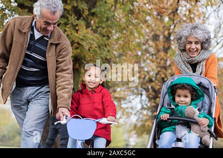 Großeltern mit Enkeln im Herbstpark Stockfoto