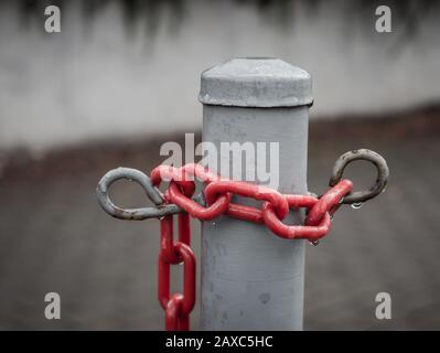Nahaufnahme einer roten Kette um einen Mast Stockfoto