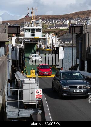 Caledonian MacBrayne Fähre emarking and disembarking vehicles and passengers at Mallaig Ferry Port, Scotland, UK. Stockfoto