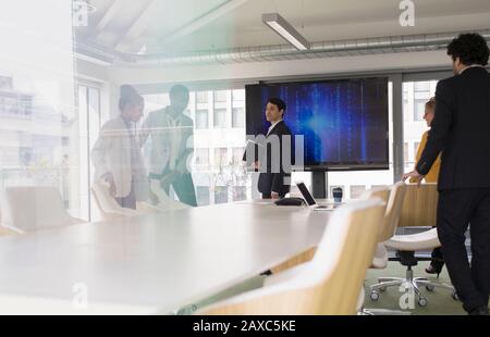 Geschäftsleute, die zu einem Meeting im Konferenzraum kommen Stockfoto