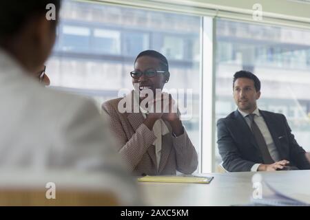 Lachende Geschäftsfrau im Konferenzraum Stockfoto