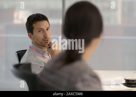 Aufmerksam hören, Kollegen treffen Unternehmer Stockfoto