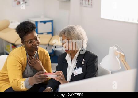 Hausärztin verschreibt dem Patienten Medikamente in der Arztpraxis Stockfoto