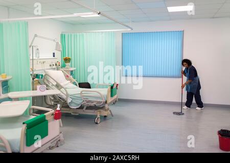 Weiblicher, geordneter Wischhospital, Stationsboden Stockfoto