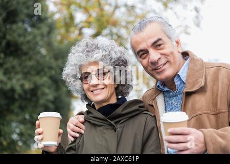 Portrait lächelnd, selbstbewusstes älteres Paar, das Kaffee trinkt Stockfoto