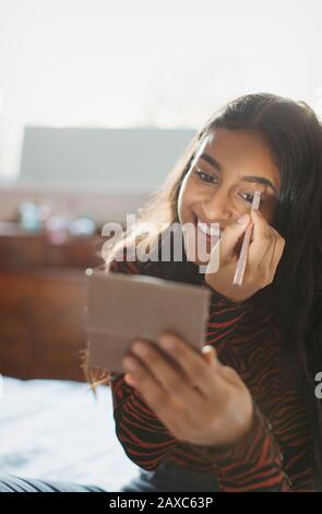 Lächelndes Mädchen im Teenager-Alter, das Makeu Stockfoto