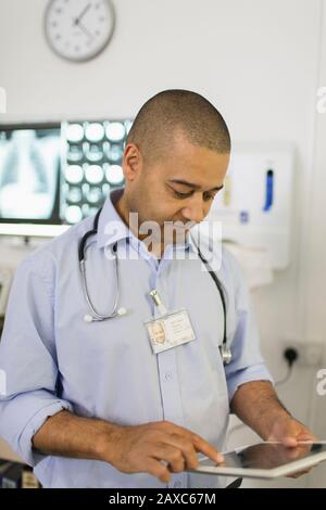 Männlicher Arzt mit digitalen Tablet im Krankenhaus Stockfoto