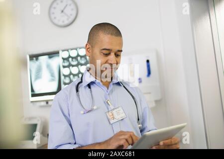 Männlicher Arzt mit digitalen Tablet im Krankenhaus Stockfoto