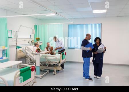 Ärzte machen Runden und beraten in der Krankenstation Stockfoto