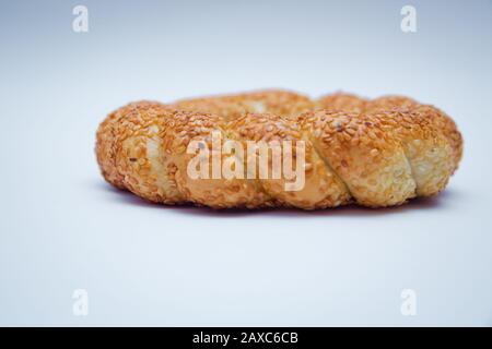 Runder geflochtener Laib aus Brotmehl. Draufsicht. Freier Speicherplatz für Ihren Text . Simit. Bagel mit Mohnsamen auf weißem Grunge Metallhintergrund, Draufsicht.Simi Stockfoto