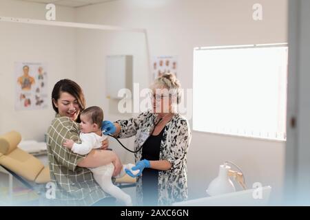 Kinderärztin untersucht Baby-Mädchen im Untersuchungsraum Stockfoto