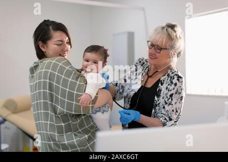 Kinderärztin untersucht Baby-Mädchen im Untersuchungsraum Stockfoto